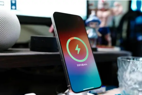 南华苹果15换屏服务分享用什么充电器给iPhone15充电更好 